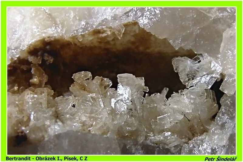 Fotografie minerálu Bertrandit z lokality Obrázek I. Písek, Czech Republic