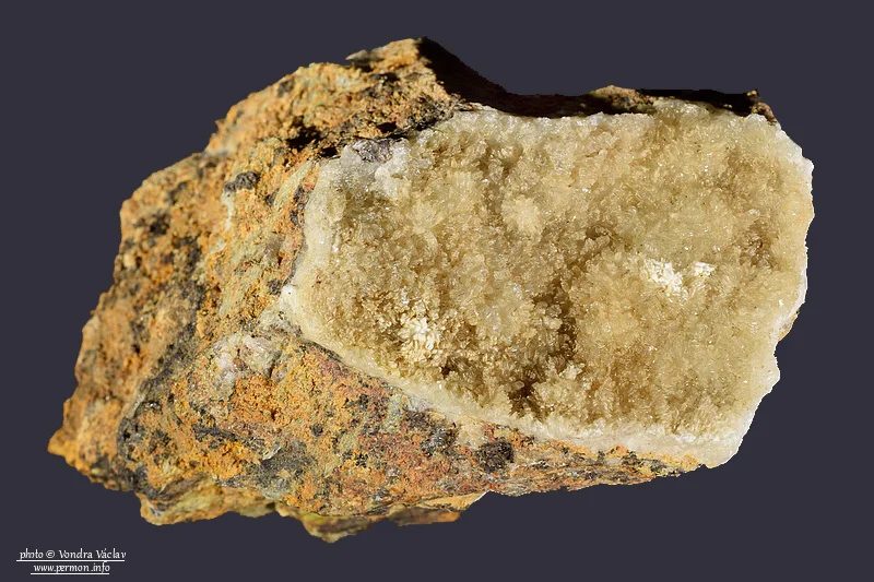 Fotografie minerálu Hemimorfit z lokality Horní Rokytnice, Czech Republic