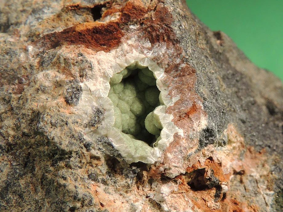 Fotografie minerálu Wavellit z lokality Předín, Vysočina, Czech Republic