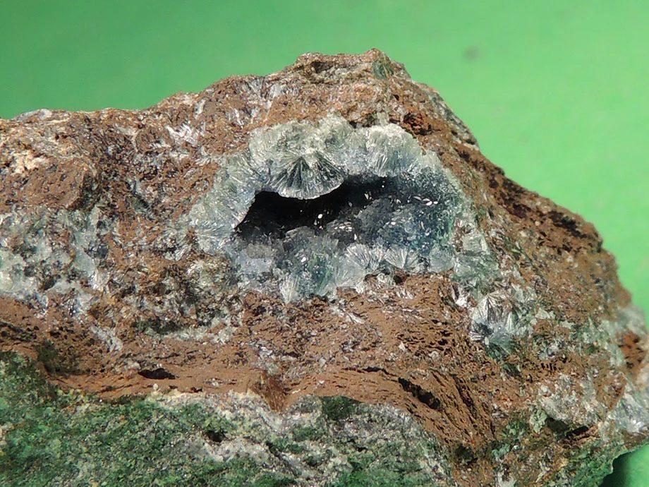 Fotografie minerálu Wavellit z lokality Předín, Vysočina, Czech Republic