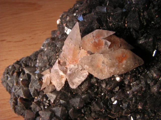Fotografie minerálů Kalcit, Křemen (var. morion) z lokality Doubravice, Czech Republic