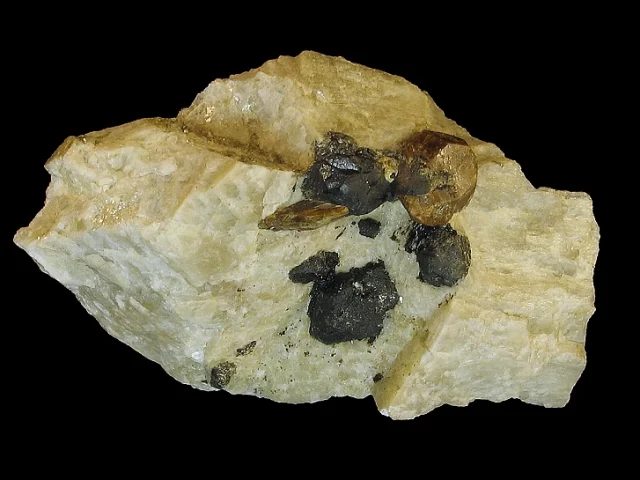 Fotografie minerálů Monazit-(Ce), Rutil (var. strüverit) z lokality Písek, Czech Republic