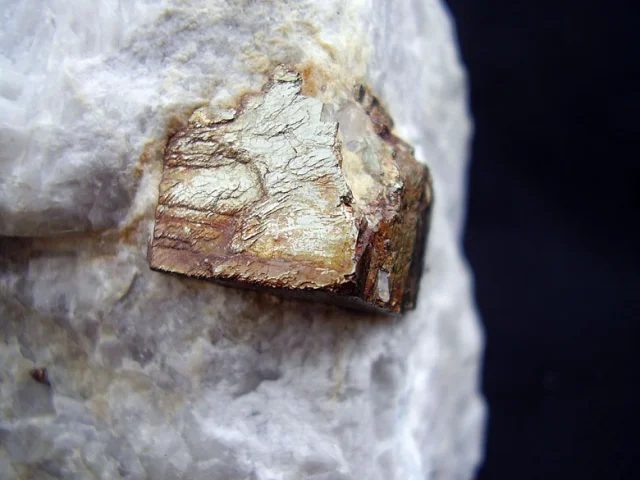 Fotografie minerálů Baryt, Pyrit z lokality Zámčisko, Hrubý Jeseník, Czech Republic