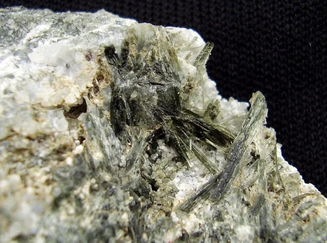 Fotografie minerálu Tremolit z lokality Polnička, Czech Republic