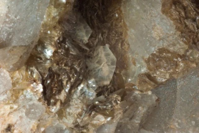 Fotografie minerálu Bertrandit z lokality Písek, Czech Republic