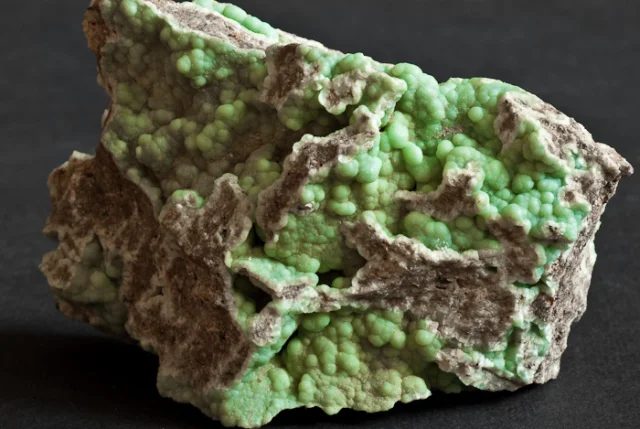 Fotografie minerálu Fluorapatit z lokality Kovdar, Russia