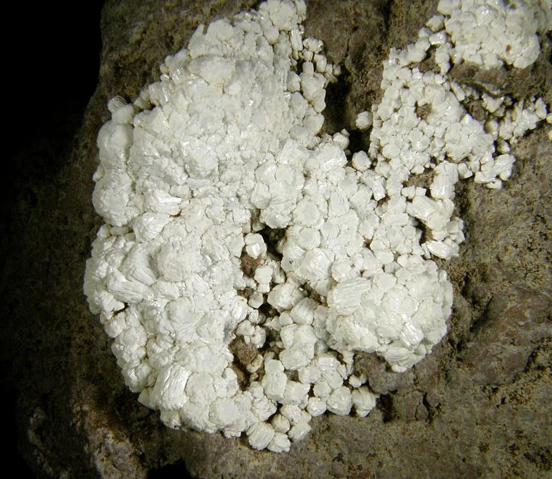 Fotografie minerálu Fluorapatit z lokality Valeč, Czech Republic