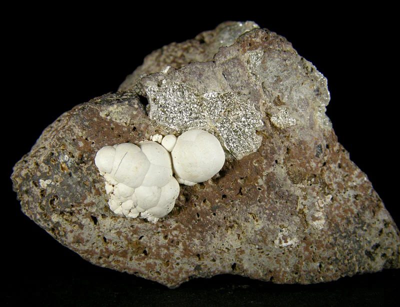 Fotografie minerálů Fluorapatit, Opál (var. hyalit) z lokality Valeč, Czech Republic