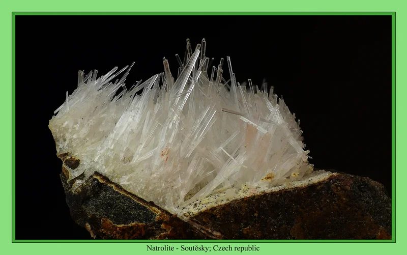 Fotografie minerálu Natrolit z lokality Soutěsky, Děčín, Czech Republic