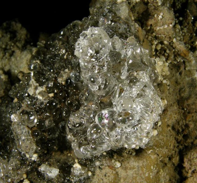 Fotografie minerálu Opál (var. hyalit) z lokality Valeč, Czech Republic