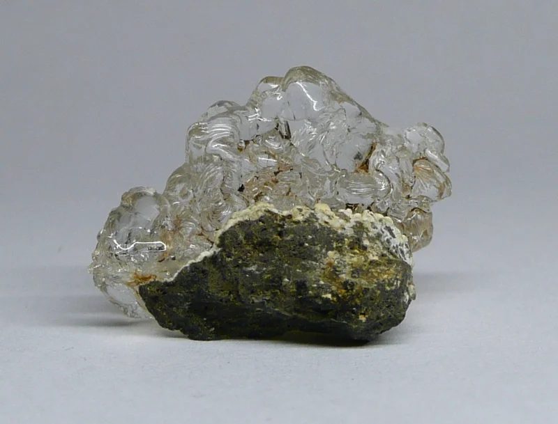 Fotografie minerálu Opál (var. hyalit) z lokality Valeč, Czech Republic