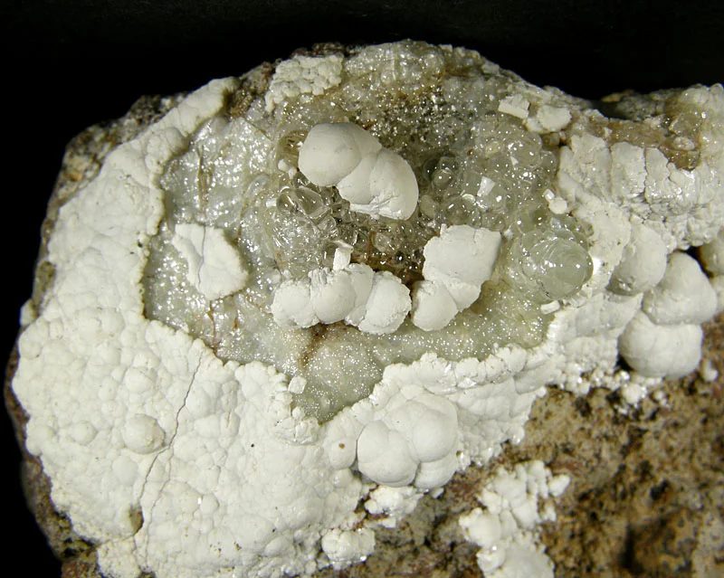 Fotografie minerálů Fluorapatit, Opál (var. hyalit) z lokality Valeč, Czech Republic