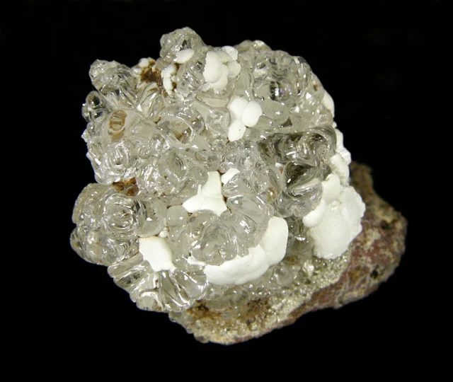 Fotografie minerálů Fluorapatit, Opál (var. hyalit) z lokality Valeč, Czech Republic