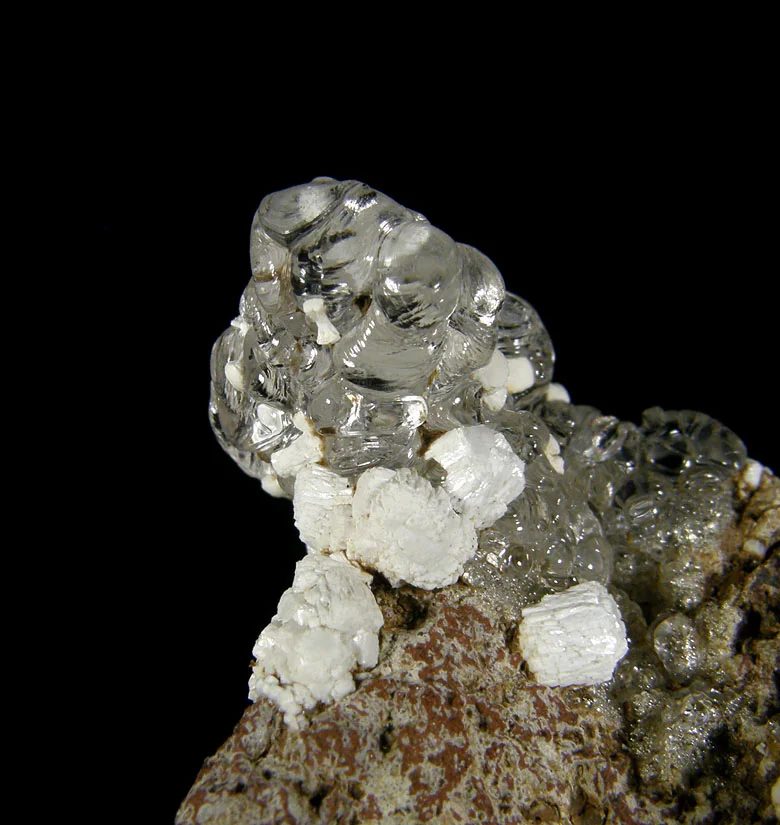 Fotografie minerálů Fluorapatit, Opál (var. hyalit) z lokality Valeč, Czech Republic
