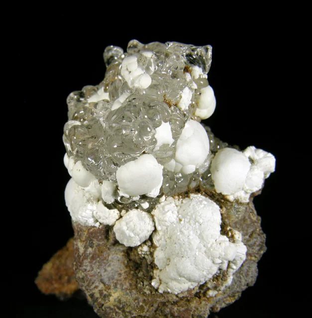 Fotografie minerálů Fluorapatit, Opál (var. hyalit) z lokality Valeč, Czech Republic