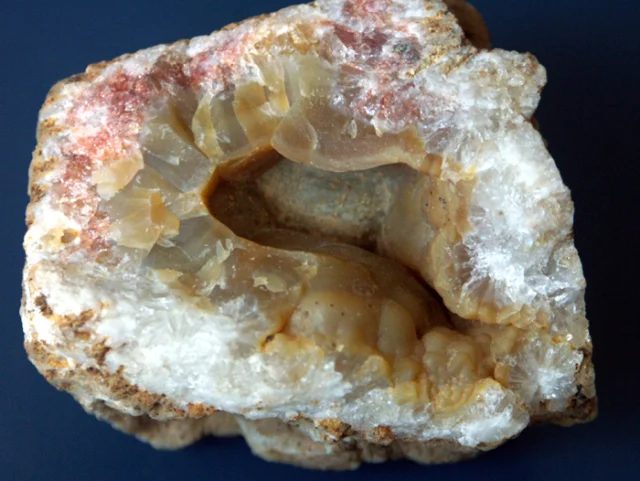 Fotografie minerálu Křemen (var. chalcedon) z lokality Rudice, Czech Republic