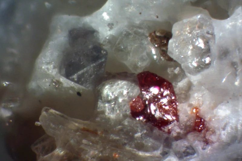 Fotografie minerálů Klinohumit, Spinel z lokality Krty, Czech Republic