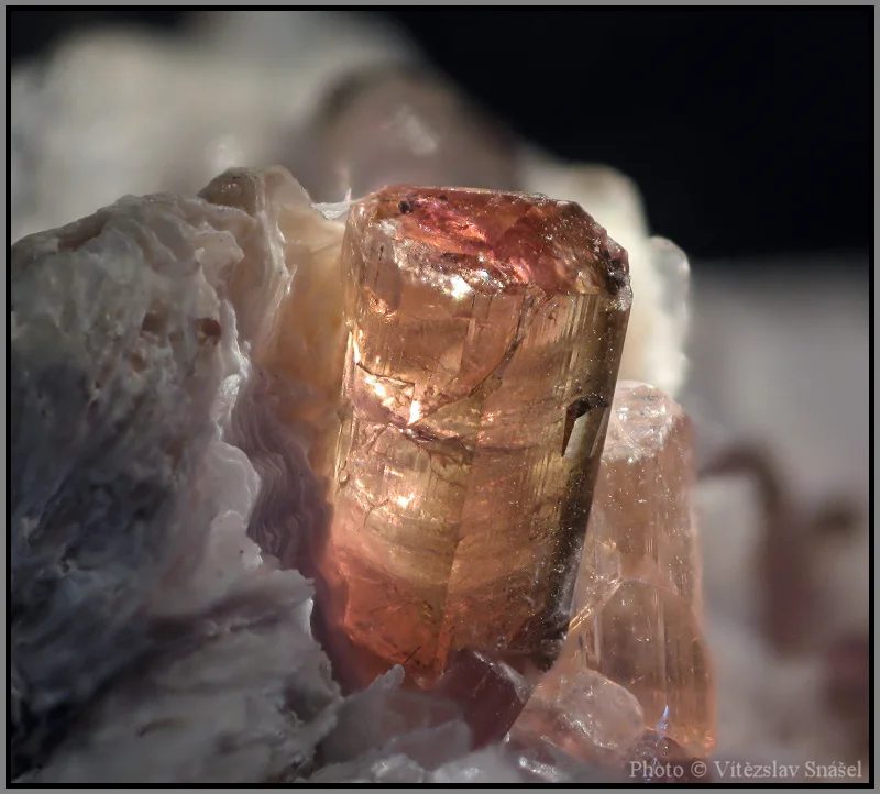 Fotografie minerálu Elbait (var. rubelit) z lokality Malkhan, Russia