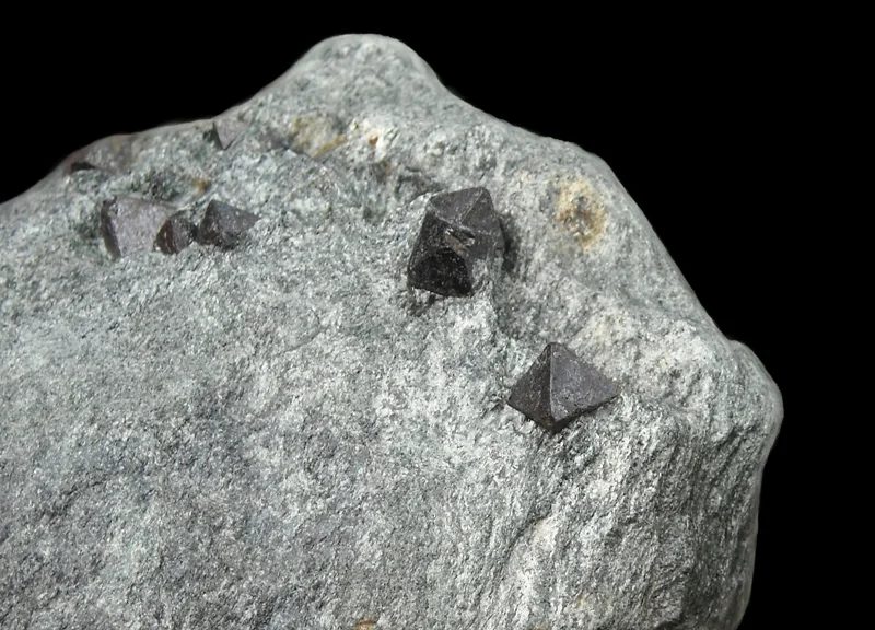 Fotografie minerálu Magnetit z lokality Sobotín, Czech Republic