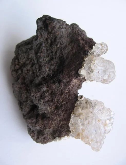 Fotografie minerálu Opál (var. hyalit) z lokality Valeč, Czech Republic