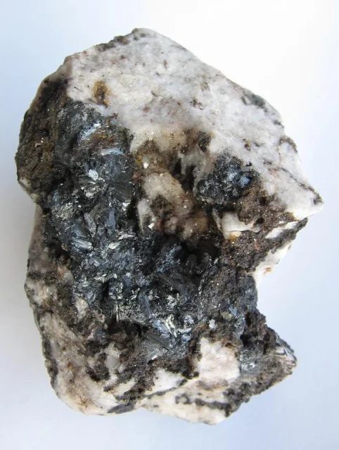 Fotografie minerálu Pyroluzit z lokality Horní Blatná, Czech Republic
