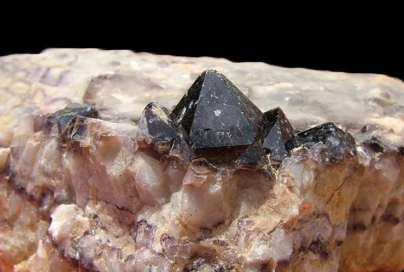 Fotografie minerálu Křemen (var. morion) z lokality Kojatín, Czech Republic