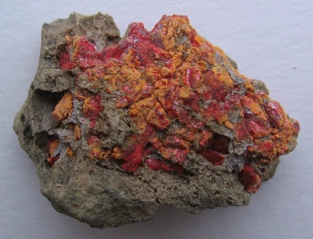 Fotografie minerálu Realgar z lokality Králíky, Slovakia