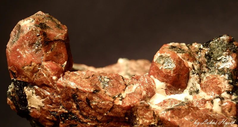 Fotografie minerálu Spessartin z lokality Vernířovice, Czech Republic