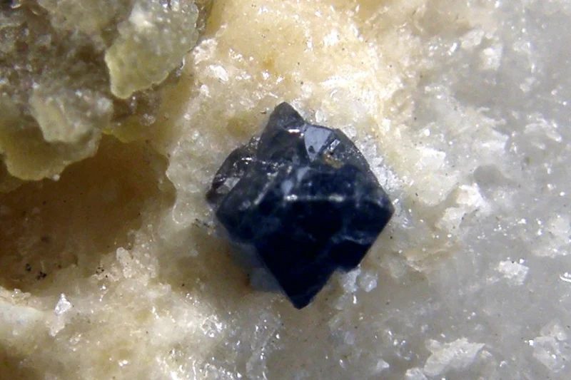 Fotografie minerálu Spinel z lokality Krty, Czech Republic