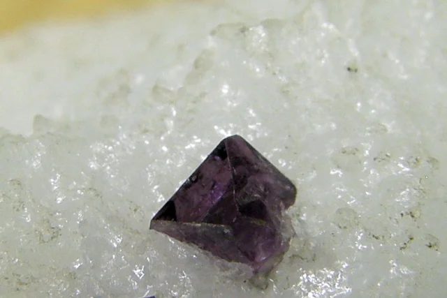 Fotografie minerálu Spinel z lokality Krty, Czech Republic