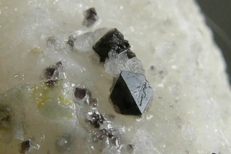 Fotografie minerálu Spinel z lokality Krty, Czech Republic
