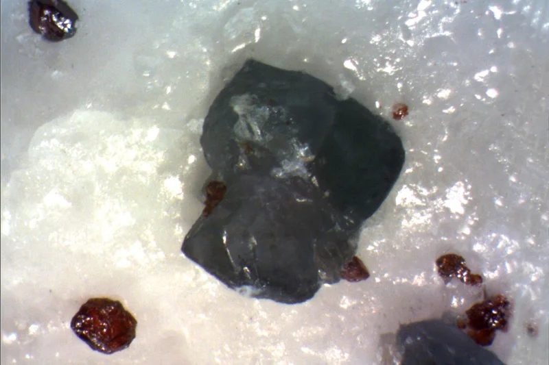 Fotografie minerálů Klinohumit, Spinel z lokality Krty, Czech Republic