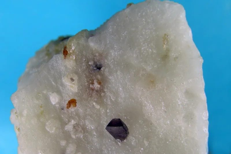Fotografie minerálů Klinohumit, Spinel z lokality Krty, Czech Republic