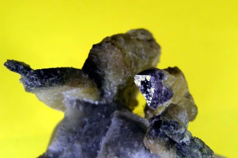 Fotografie minerálů Forsterit, Spinel z lokality Krty, Czech Republic