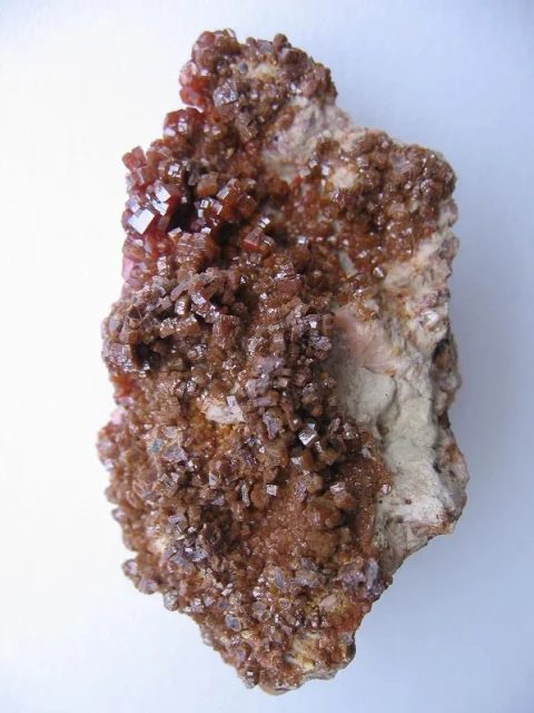 Fotografie minerálu Vanadinit z lokality Mibladen, Morocco