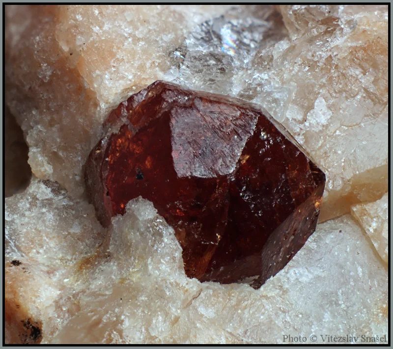 Fotografie minerálu Almandin z lokality Vernířovice u Sobotína, Czech Republic