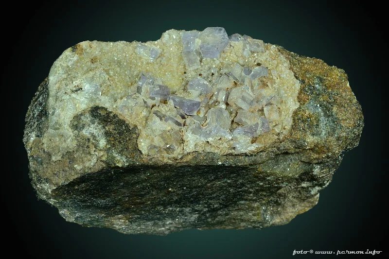 Fotografie minerálu Apatit z lokality Horní Slavkov, Czech Republic