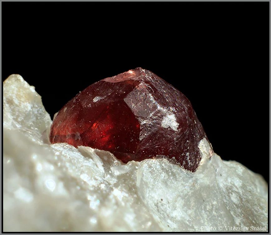 Fotografie minerálu Almandin z lokality Přibyslavice, Czech Republic