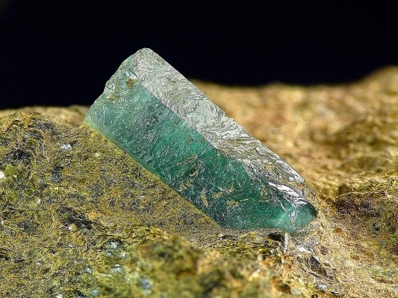 Fotografie minerálu Beryl (var. smaragd) z lokality Urals Region, Russia