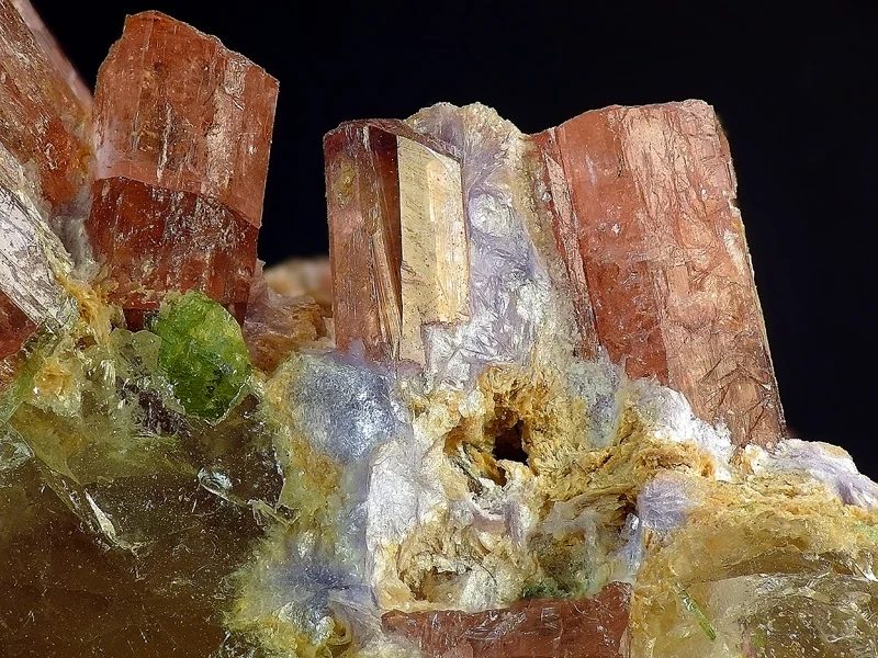 Fotografie minerálů Elbait (var. rubelit), Lepidolit z lokality Minas Gerais, Brazil