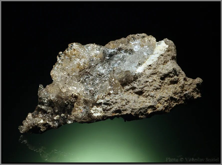 Fotografie minerálu Opál (var. hyalit) z lokality Valeč, Czech Republic