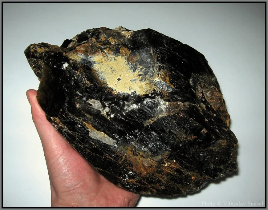 Fotografie minerálů Křemen (var. záhněda), Skoryl z lokality Suky, Czech Republic
