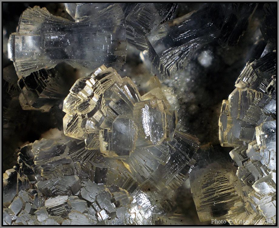 Fotografie minerálu Thomsonit-(Ca) z lokality Pustý vrch, Folknáře, Czech Republic