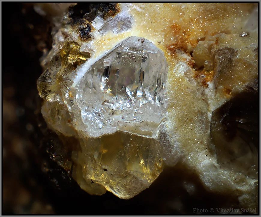 Fotografie minerálu Topaz z lokality Krupka, Czech Republic