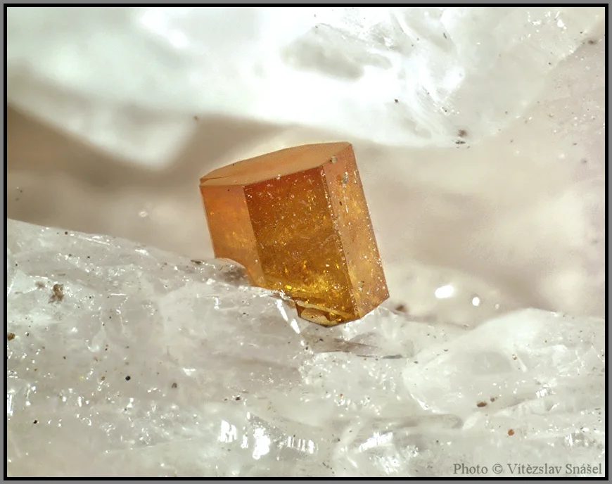 Fotografie minerálu Vanadinit z lokality Mibladen, Morocco