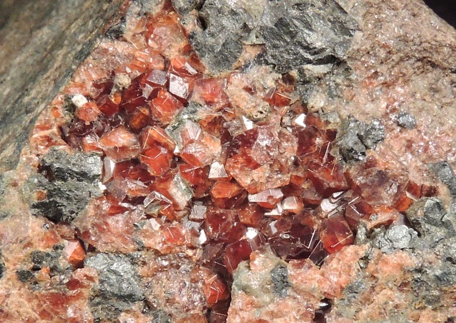 Fotografie minerálu Grossulár (var. hessonit) z lokality Mýtinka, Czech Republic