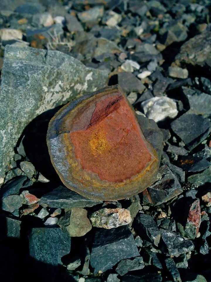 Fotografie minerálu Limonit z lokality Háje u Příbramě, Czech Republic