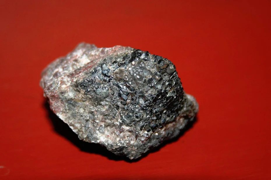 Fotografie minerálu Uraninit z lokality Háje u Příbramě, Czech Republic