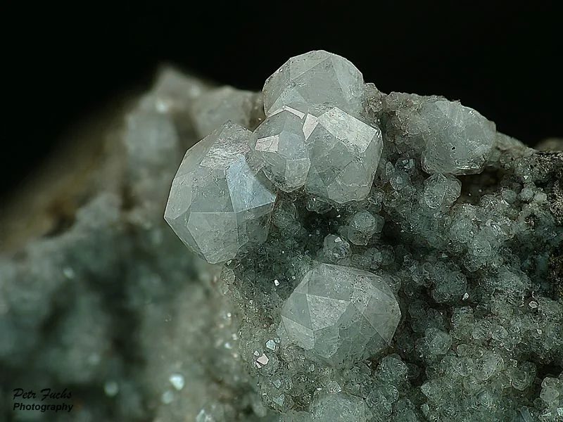 Fotografie minerálu Analcim z lokality Těchlovice, Czech Republic