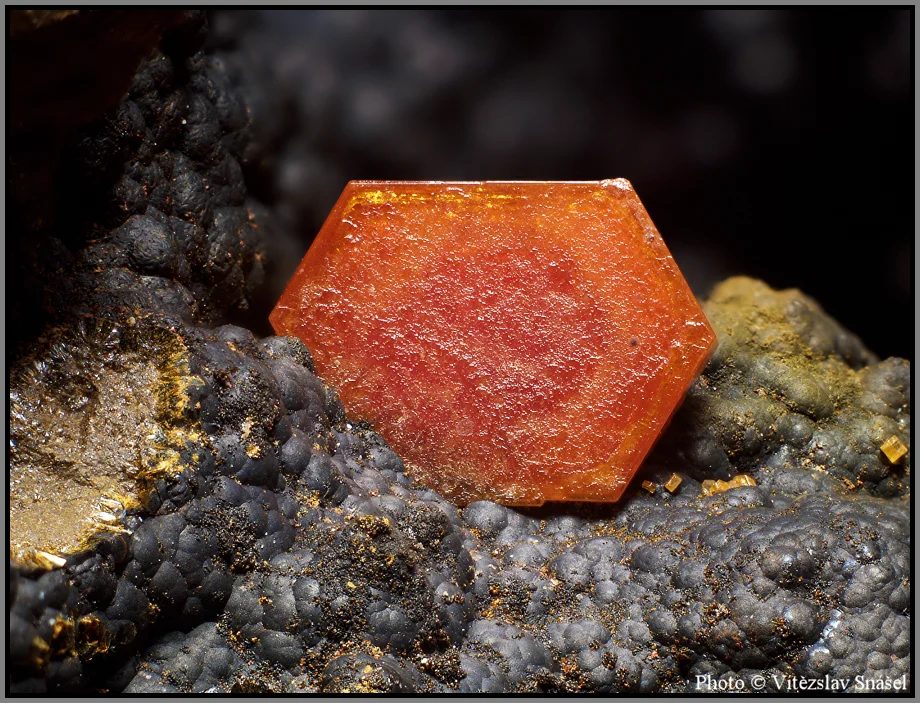 Fotografie minerálu Vanadinit z lokality Taouz, Morocco
